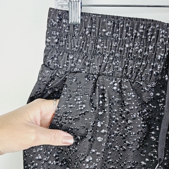 Zyia Active Black Bubbles Hi-Rise Bomber Shorts NWT, size Medium - Picture 6 of 11